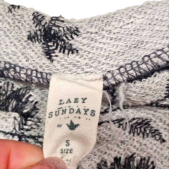 Lazy Sundays Floral Raglan Sweater Top Size Small Black Grey - Picture 3 of 3